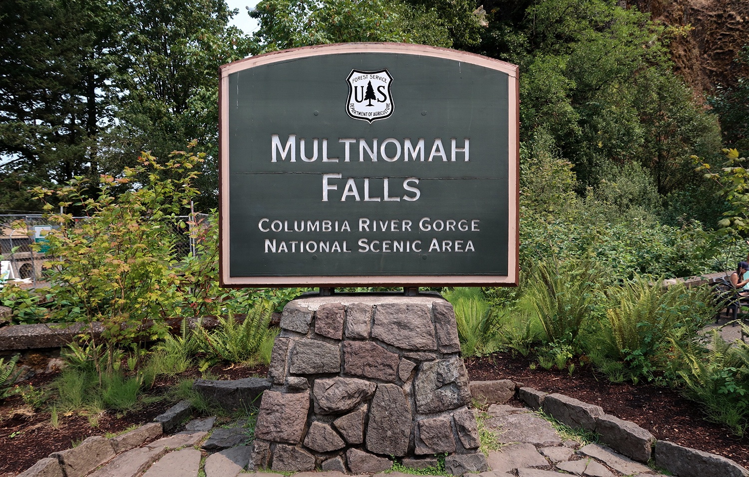 the sign at the entrance of multnomah falls